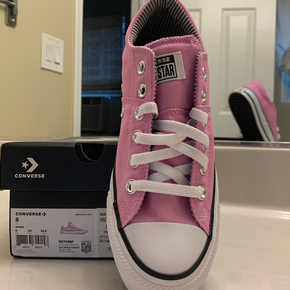 New Converse padded all star sneakers size 8 new